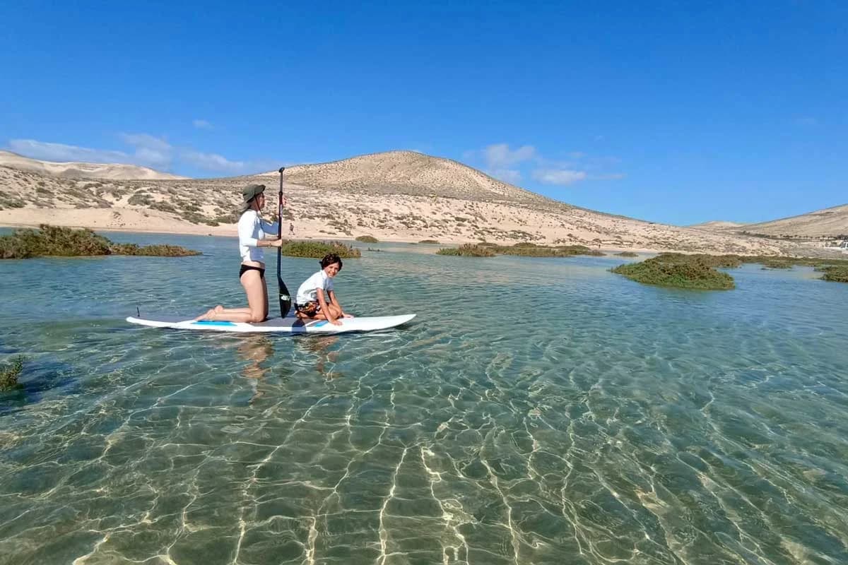 Familia disfrutando la playa de Sotavento en Fuerteventura