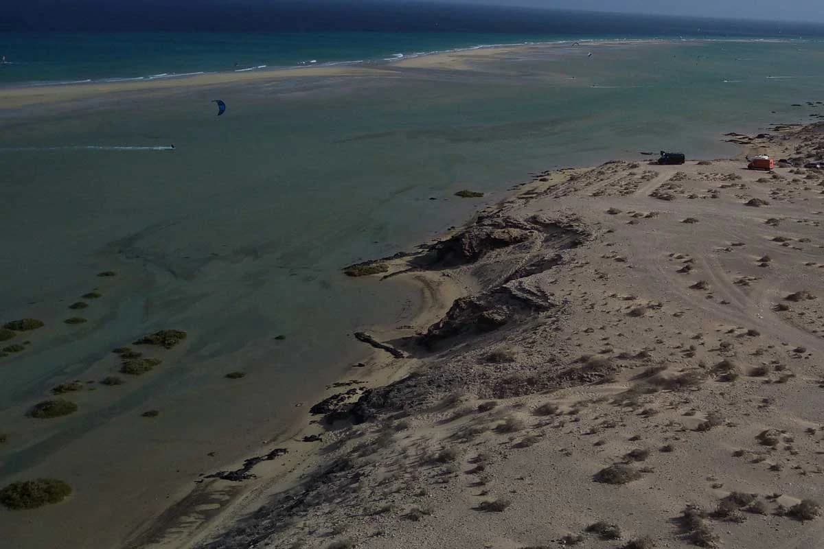 Laguna de Sotavento con aguas tranquilas y turquesas en Fuerteventura