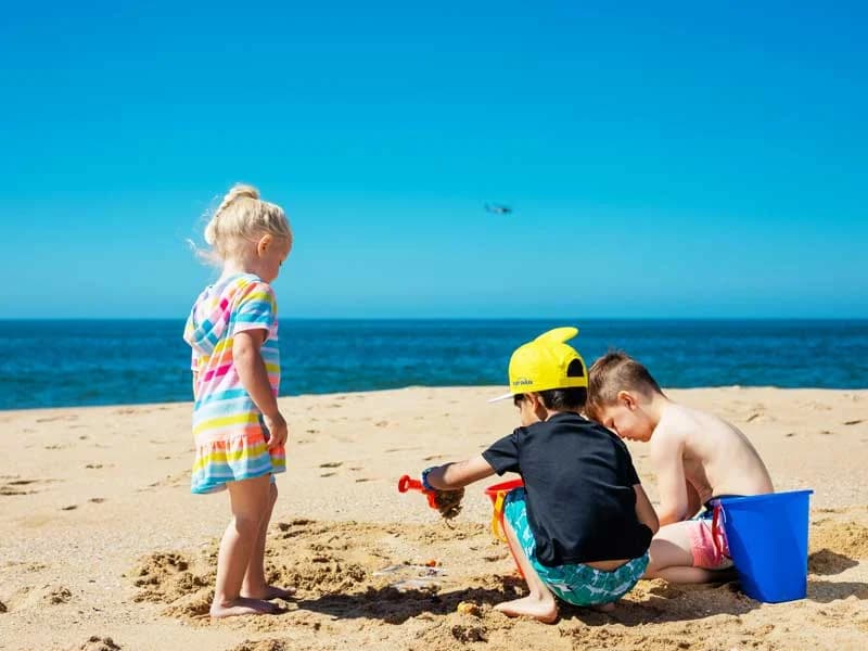 Niños jugando en la arena de la playa de Sotavento