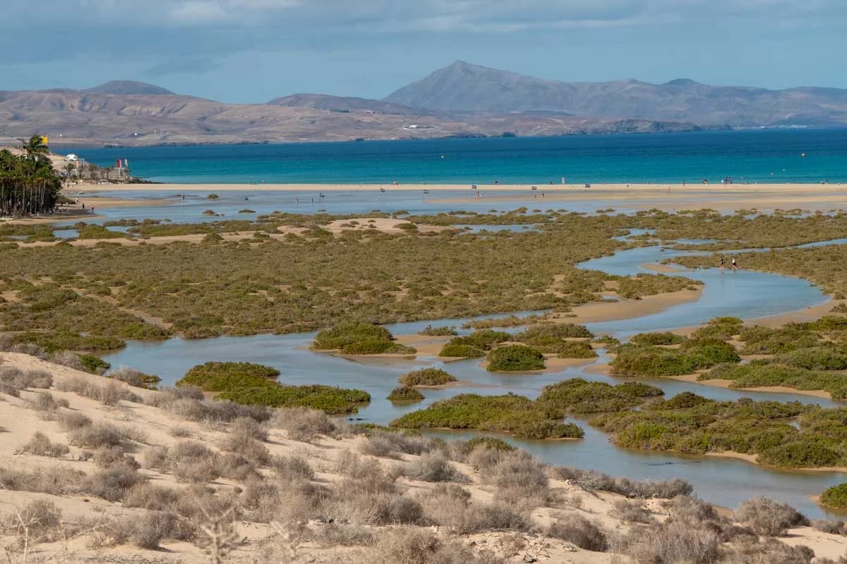 Vista amplia de la playa de Sotavento en el sur de Fuerteventura